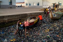 Accra;-Ghana;-Jamestown;-fishing-harbour;-plastic-pollution;-waste;-floating-debris;-Korle-Lagoon;-environmental-crisis;-flat-bottomed-motorised-boat;-outboard-motor;-fishermen;-port-infrastructure;-Sino-Ghanaian-cooperation;-Gulf-of-Guinea;-West-Africa;-documentary-photography;-environmental-photography;-Kaleidos;-Kaleidos-images;-La-parole-à-limage;-Stories-Pictures;-Tarek-Charara
